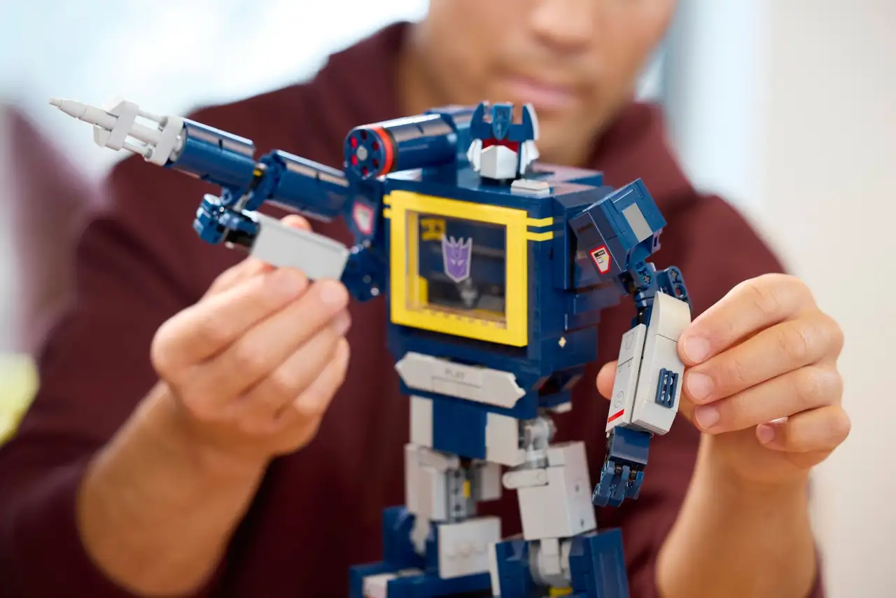 10358 - Transformers: Soundwave