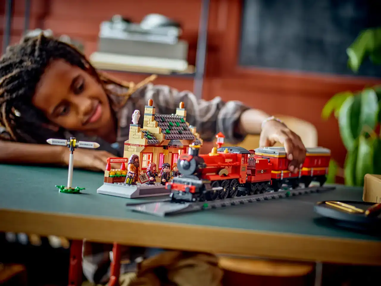 76423 - Hogwarts Express & Hogsmeade Station