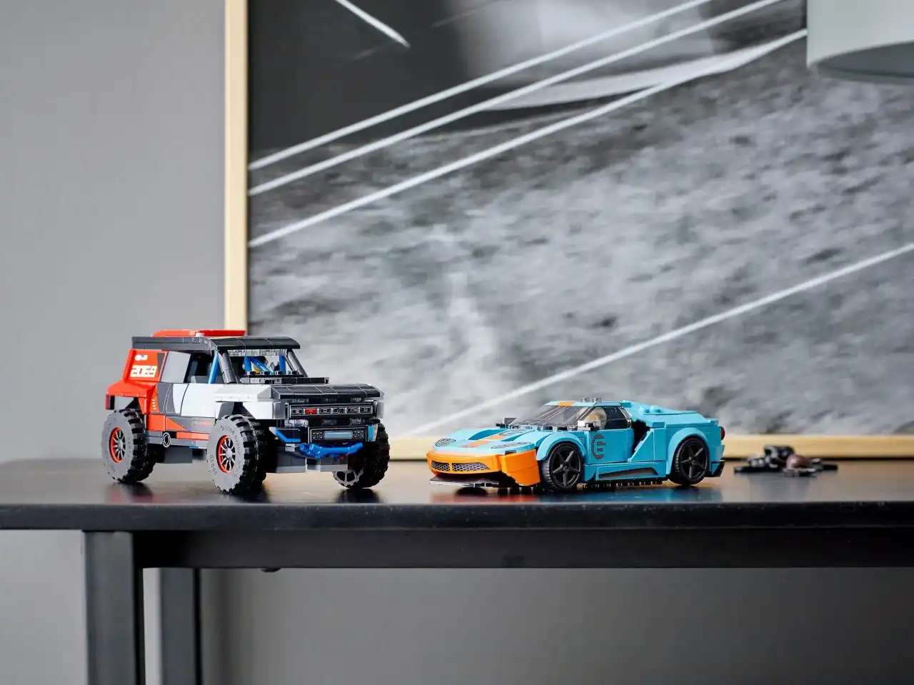 76905 - Ford GT Heritage Edition and Bronco R