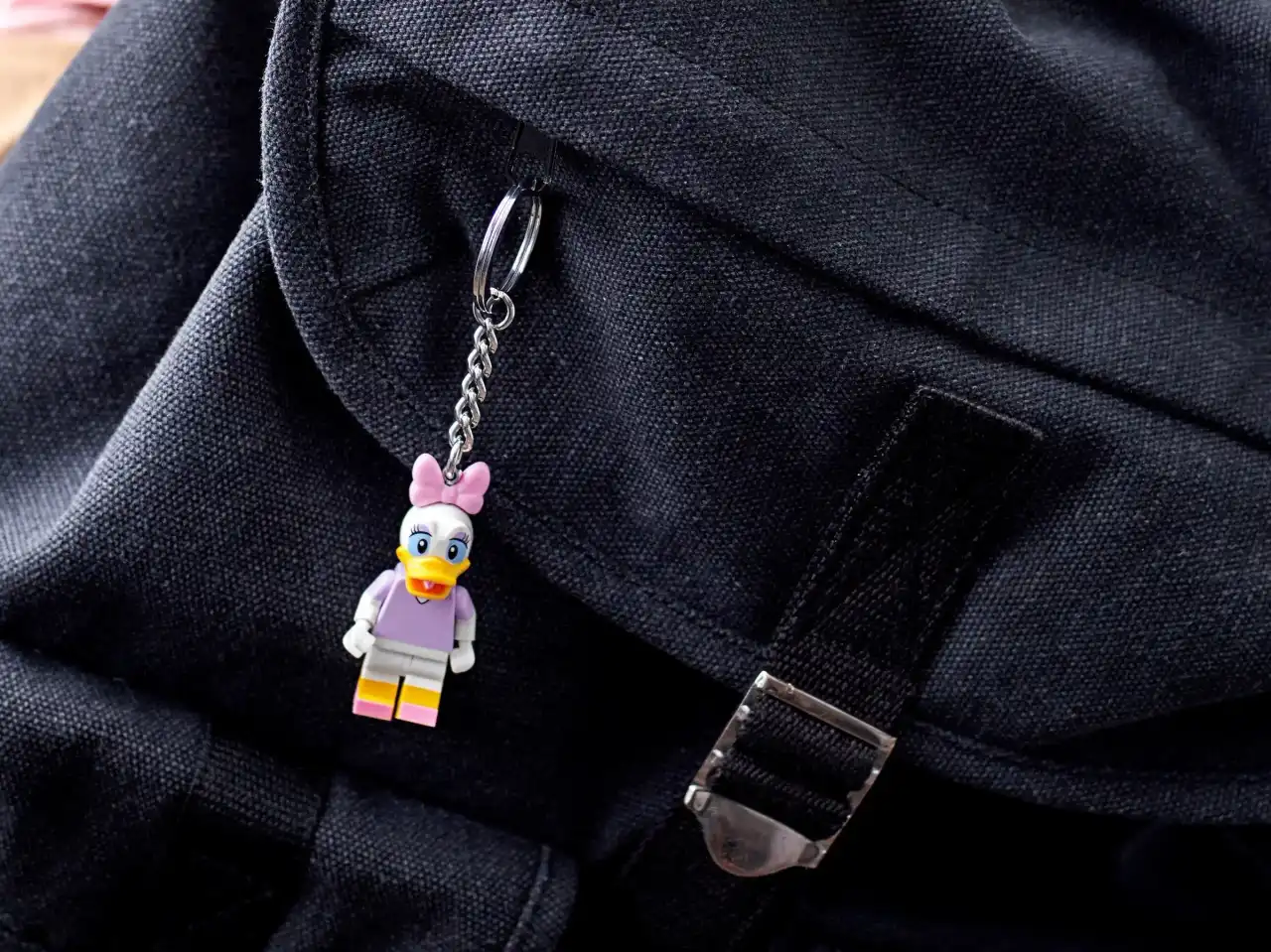 854112 - Daisy Duck Key Chain